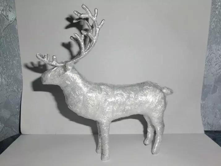 Wire deer do it yourself: a phased scheme for creating a New Year's deer with garlands. How to make a frame and sketch? 26884_44
