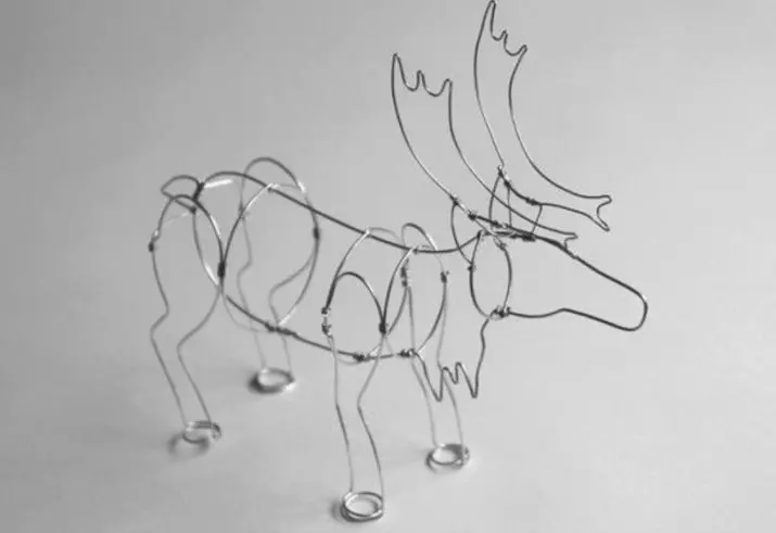 Жичен елен го направи тоа сами: фазирана шема за создавање на новогодишен елен со венци. Како да направите рамка и скица? 26884_45