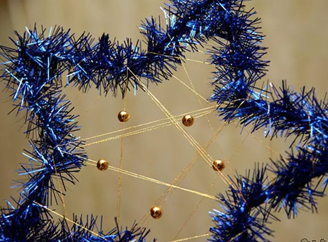 Comment faire une étoile du fil? L'astérisque du Nouvel An du fil de cinéma et des perles le font vous-même 26893_9