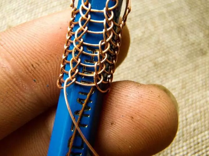 Cadea de fío coas túas propias mans: teceduría de decoración de fíos de cobre en casa 26896_13