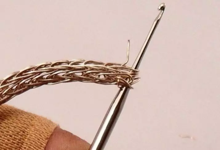 Cadea de fío coas túas propias mans: teceduría de decoración de fíos de cobre en casa 26896_16