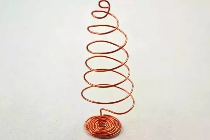 Copper drôtyné remeslá (17 fotiek): Aké produkty môžu byť vyrobené s vlastnými rukami? Schémy pre začiatočníkov 26901_7