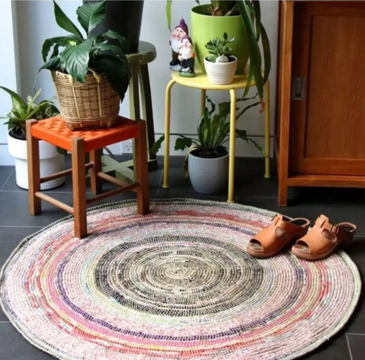 Karpet Jute dengan tangannya sendiri: metode dan skema karpet rajut dari crochet benang dan jarum rajut. Kelas utama untuk pemula 26905_18