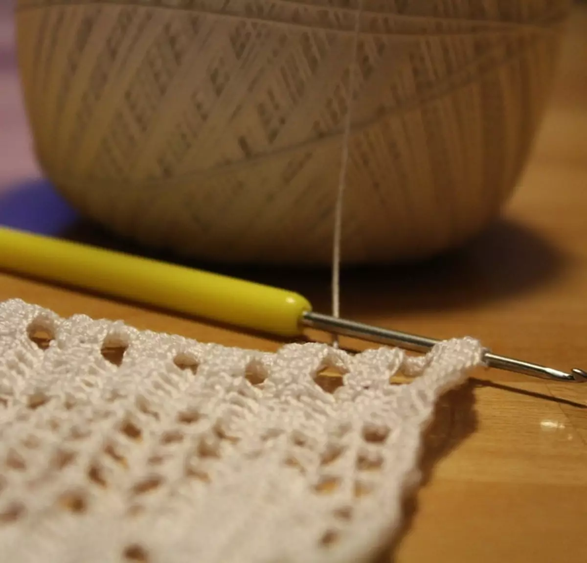 O tapete de juta com suas próprias mãos: métodos e esquemas de carpete de tricô de grés de crochê e agulhas de tricô. Master classes para iniciantes 26905_20