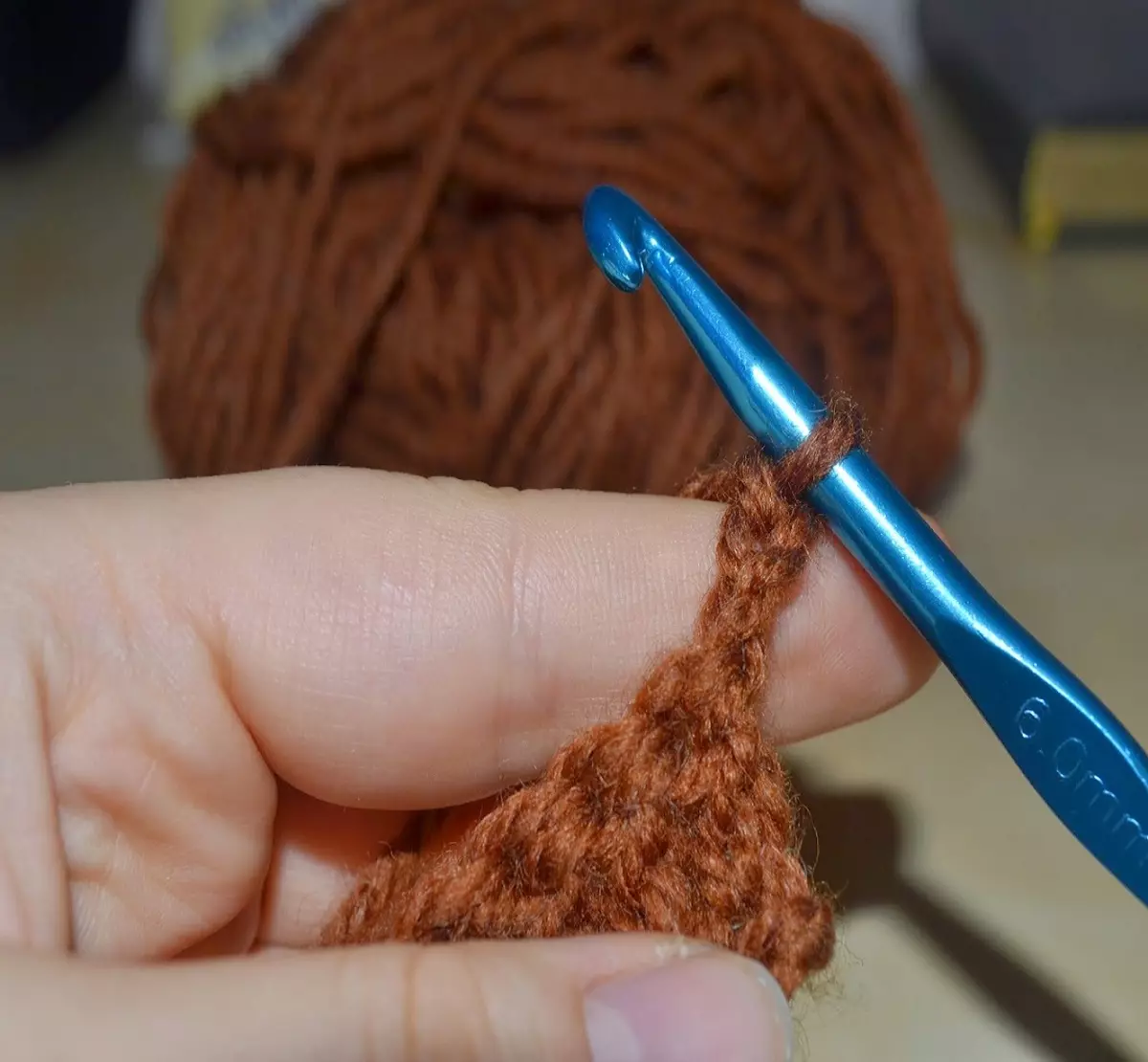 O tapete de juta com suas próprias mãos: métodos e esquemas de carpete de tricô de grés de crochê e agulhas de tricô. Master classes para iniciantes 26905_23