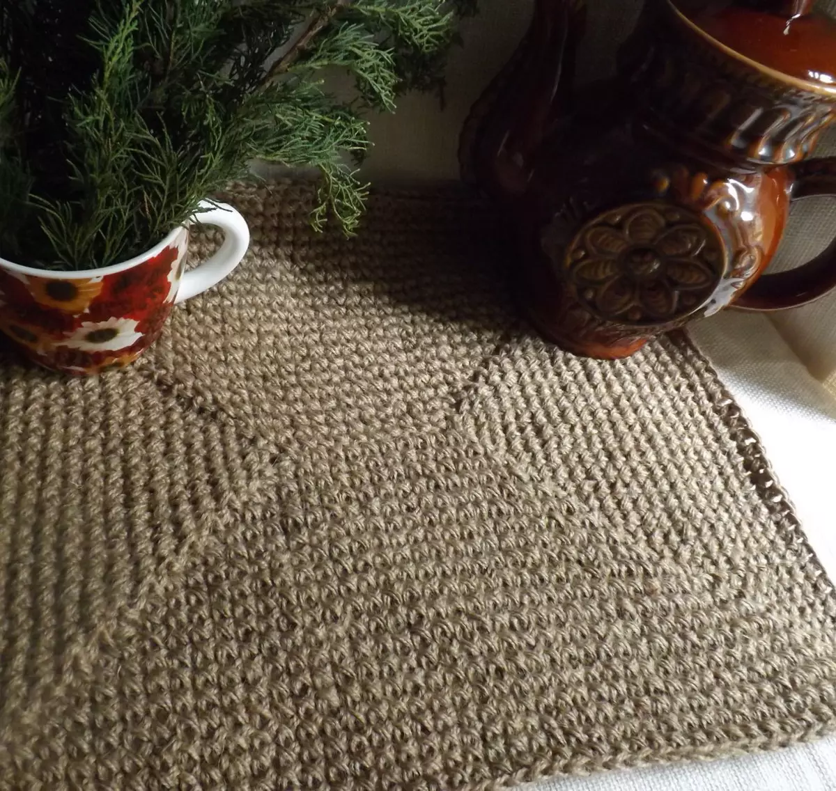 O tapete de juta com suas próprias mãos: métodos e esquemas de carpete de tricô de grés de crochê e agulhas de tricô. Master classes para iniciantes 26905_34