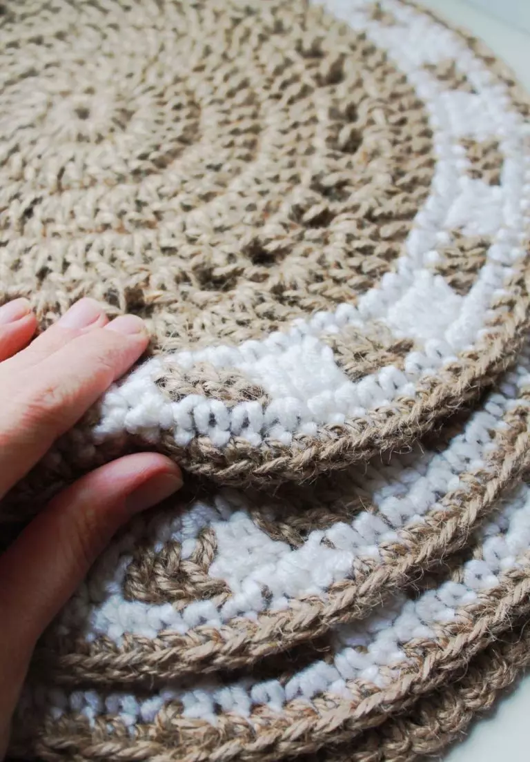 Tapis de jute avec ses propres mains: méthodes et schémas de tapis à tricoter dans des aiguilles de crochets de ficelle et de tricot. Classes de maître pour les débutants 26905_42