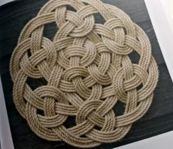 Jute kilimas su savo rankomis: mezgimo kilimų metodai ir schemos iš virvių nėrimo ir mezgimo adatų. Master klasės pradedantiesiems 26905_46