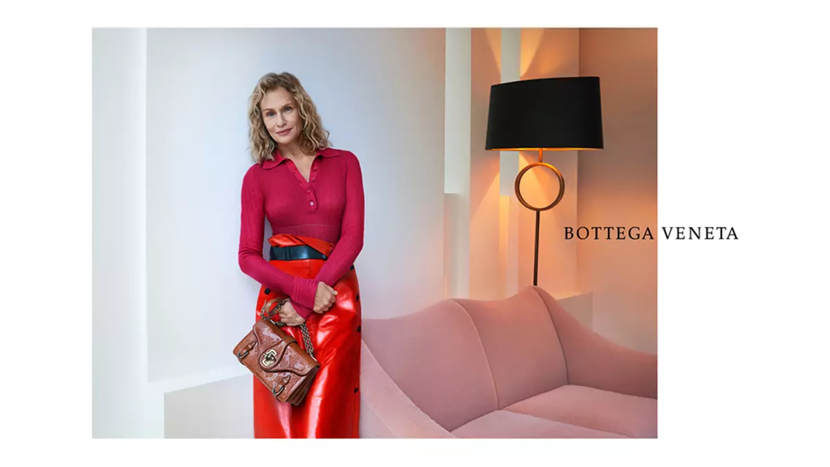Táskák Bottega Veneta (65 fotók): Női divatos tengelykapcsolók, táskák táskák és vállon keresztül 2690_12