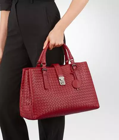 Çantalar Bottega Veneta (65 şəkil): Qadın moda debriyajları, çantalar çantaları və çiyin vasitəsilə 2690_42