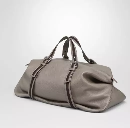 Táskák Bottega Veneta (65 fotók): Női divatos tengelykapcsolók, táskák táskák és vállon keresztül 2690_45