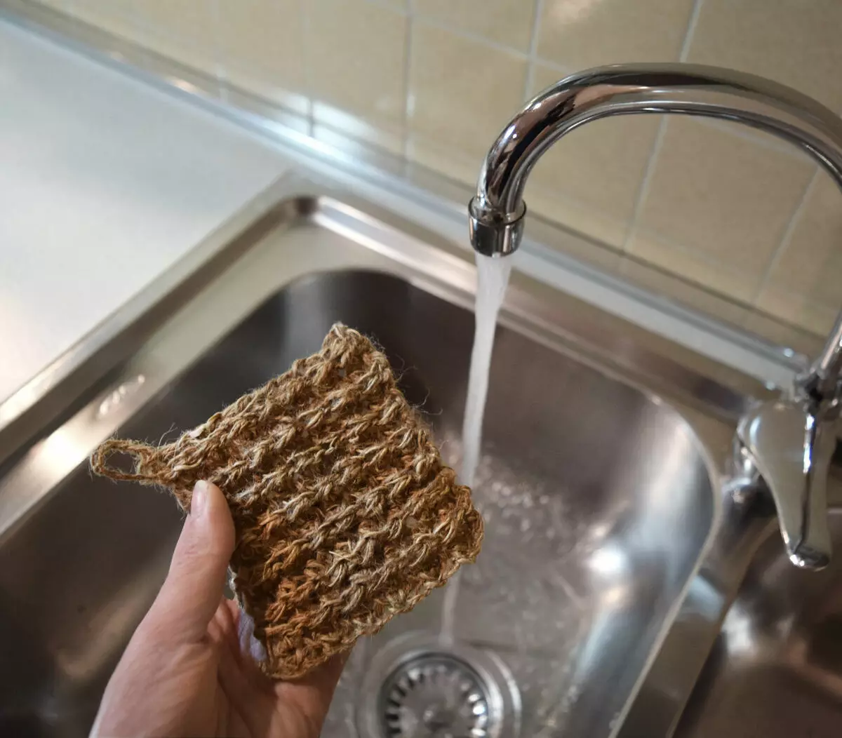 Jute's Washcloths: Knit sponges para sa paghuhugas ng mga pinggan gamit ang kanilang sariling mga kamay. Paano itali ang washcloth ng katawan? 26910_13