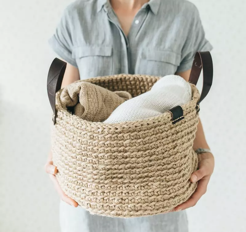 Baskets made of jute (49 photos): crochet baskets with your own hands, laundry basket with solid walls and other ideas, master classes 26917_10