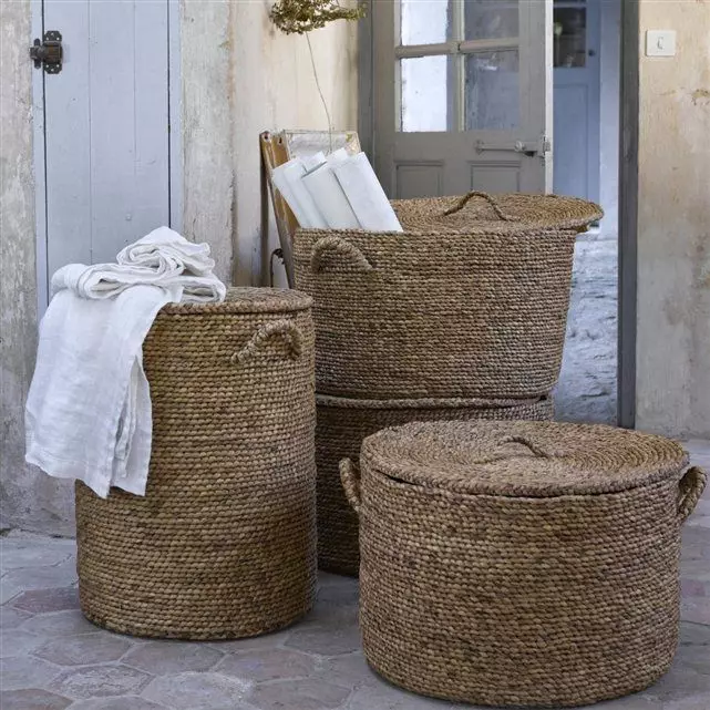Baskets made of jute (49 photos): crochet baskets with your own hands, laundry basket with solid walls and other ideas, master classes 26917_13