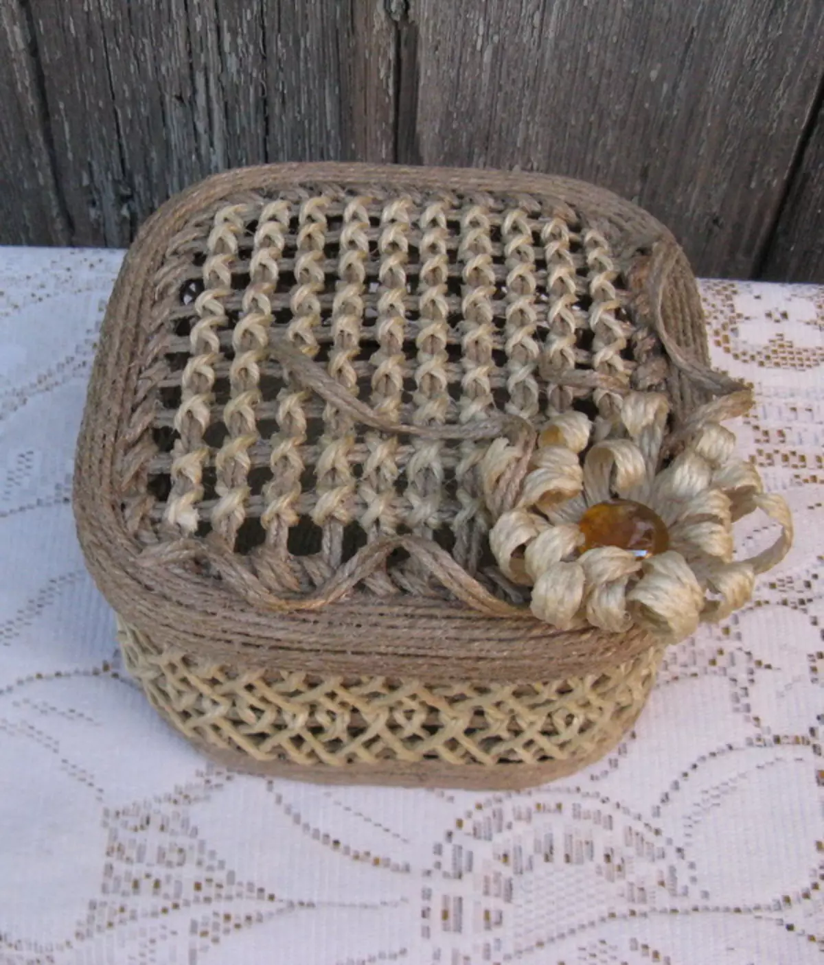 Jute Baskets (49 gambar): Baskets Crochet melakukannya sendiri, bakul dobi dengan dinding pepejal dan idea-idea lain, kelas induk 26917_16