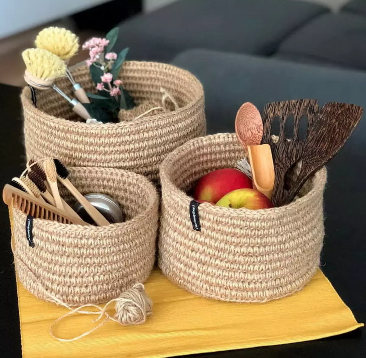 Baskets made of jute (49 photos): crochet baskets with your own hands, laundry basket with solid walls and other ideas, master classes 26917_4