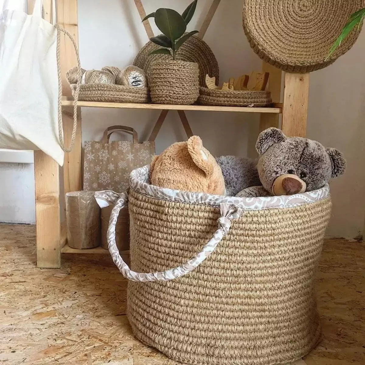 Baskets made of jute (49 photos): crochet baskets with your own hands, laundry basket with solid walls and other ideas, master classes 26917_5