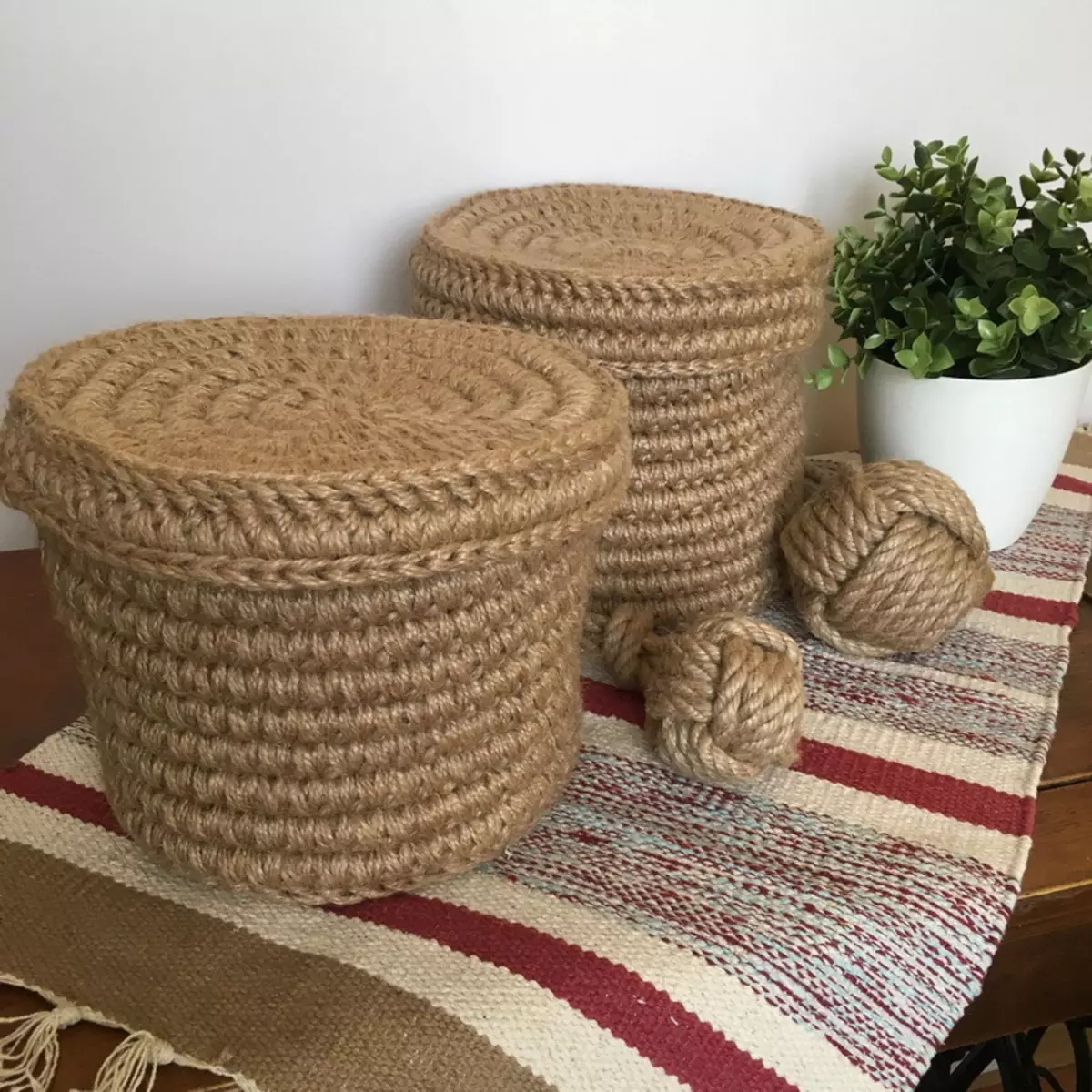 Baskets made of jute (49 photos): crochet baskets with your own hands, laundry basket with solid walls and other ideas, master classes 26917_6