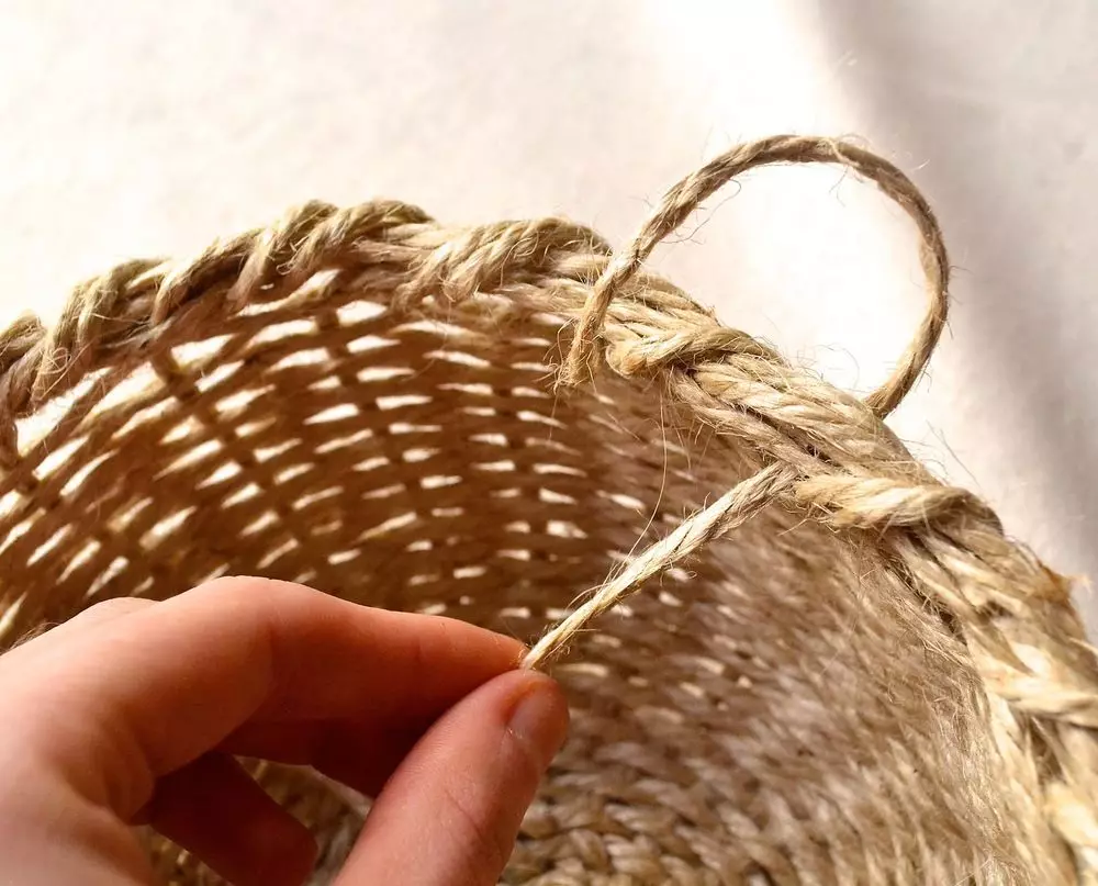 Jute Baskets (49 gambar): Baskets Crochet melakukannya sendiri, bakul dobi dengan dinding pepejal dan idea-idea lain, kelas induk 26917_7