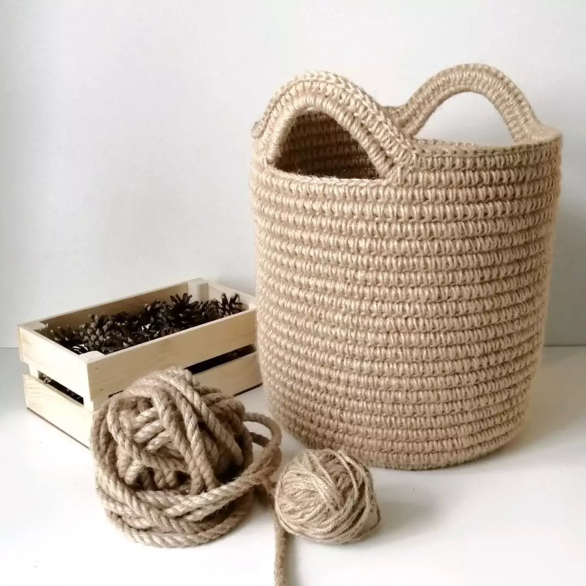 Jute Baskets (49 gambar): Baskets Crochet melakukannya sendiri, bakul dobi dengan dinding pepejal dan idea-idea lain, kelas induk 26917_8