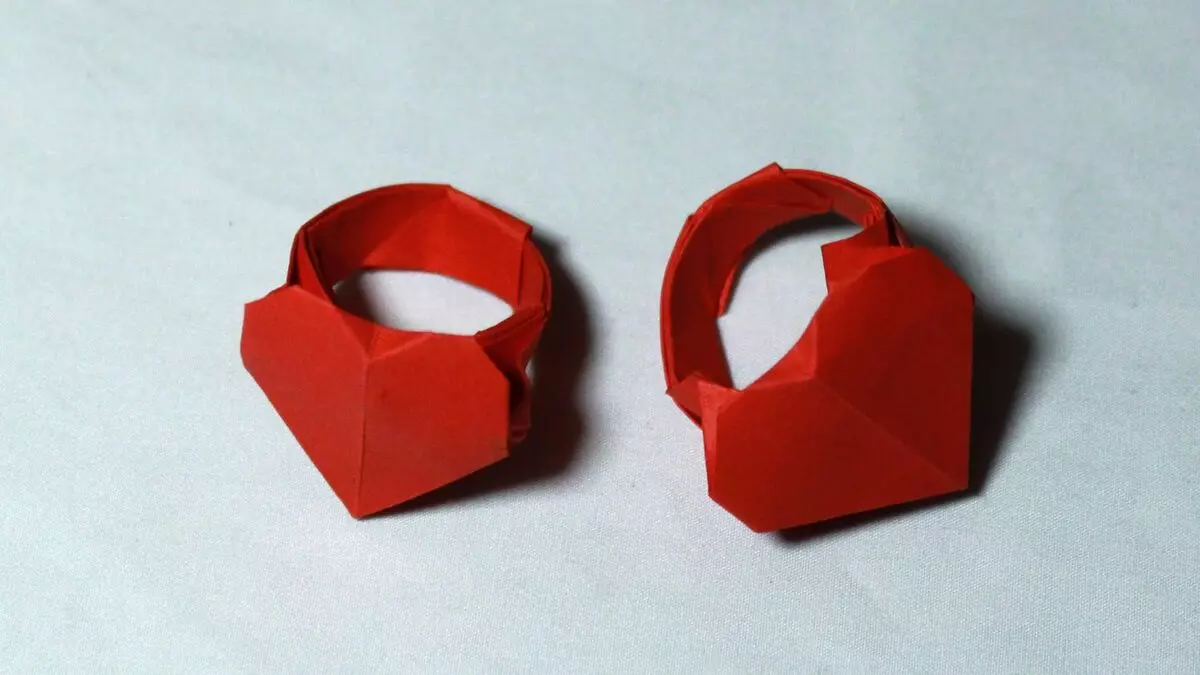Origami "gyűrű": Hogyan készítsünk egy gyűrűt egy papírlapról A4-ről a kezdőknek a saját kezével?