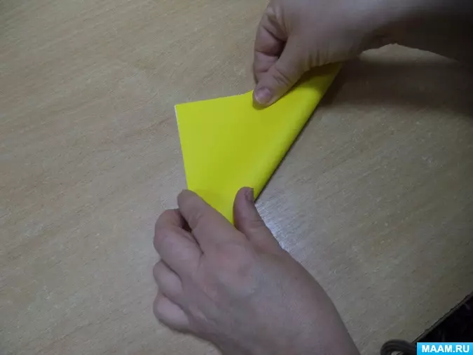 Origami สำหรับ Dad: ของขวัญวันเกิดจากกระดาษ วิธีการทำโปรแกรมรวบรวมข้อมูลในรูปแบบของชุดสูทด้วยมือของคุณเอง? ทำเหรียญจากลูกสาว 26924_18