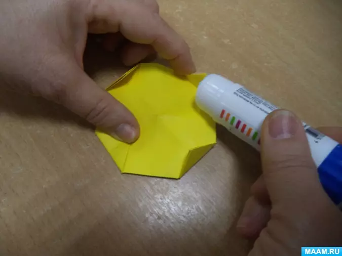 Origami สำหรับ Dad: ของขวัญวันเกิดจากกระดาษ วิธีการทำโปรแกรมรวบรวมข้อมูลในรูปแบบของชุดสูทด้วยมือของคุณเอง? ทำเหรียญจากลูกสาว 26924_22