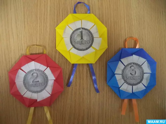 Оригами за тату: рођендански поклони од папира. Како да се пуковнице пузе у облику одела својим рукама? Направите медаљу од ћерке 26924_23
