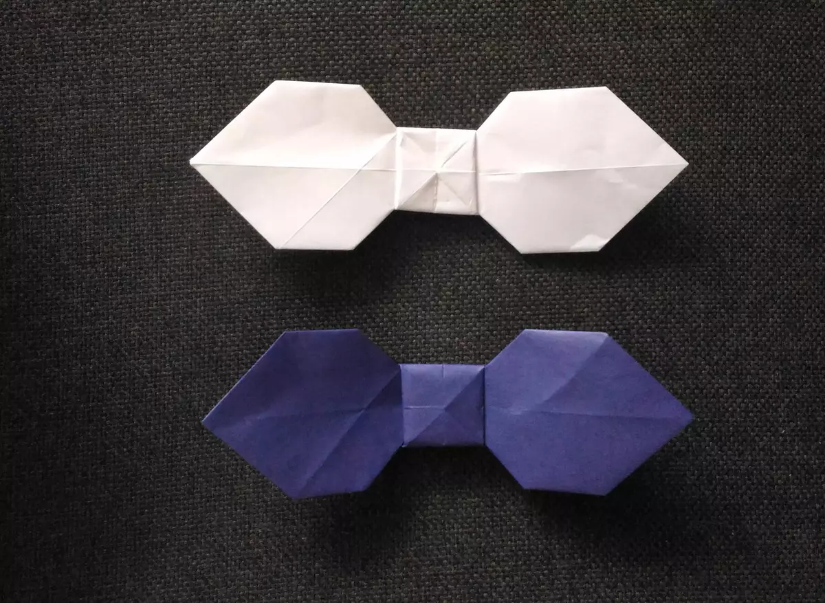 Origami isa jaoks: sünnipäeva kingitused paberist. Kuidas teha roomikuna oma kätega sobiva vormis? Tee medali tütar 26924_25