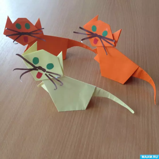Origami for far: Fødselsdagsgaver fra papir. Hvordan laver man en crawler i form af en jakkesæt med dine egne hænder? Lav en medalje fra datteren 26924_26