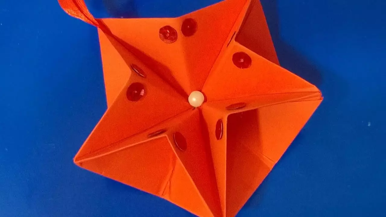 Origami สำหรับ Dad: ของขวัญวันเกิดจากกระดาษ วิธีการทำโปรแกรมรวบรวมข้อมูลในรูปแบบของชุดสูทด้วยมือของคุณเอง? ทำเหรียญจากลูกสาว 26924_3