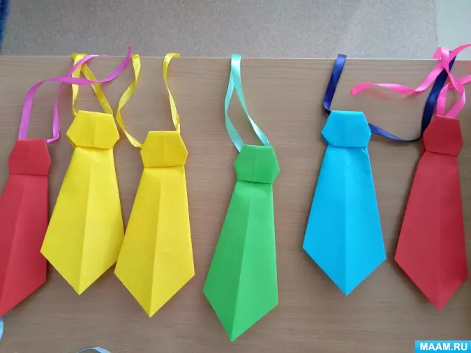 Origami lai tētis: dzimšanas dienas dāvanas no papīra. Kā veikt rāpuli veidā uzvalku ar savām rokām? Izveidojiet medaļu no meitu 26924_4