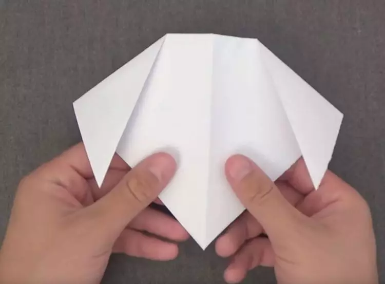 Origami նախադպրոցականների համար. Հեշտ պարզ քայլ առ քայլ սխեմաներ: Տրանսպորտ եւ մրգեր, այլ թղթե օրիգամի նախադպրոցական տարիքի երեխաների համար 26930_12