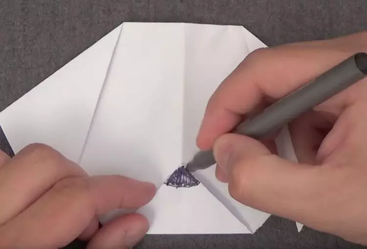 Origami pirmsskolas vecuma bērniem: vienkāršas vienkāršas pakāpeniskas shēmas. Transports un augļi, citi papīra origami pirmsskolas vecuma bērniem 26930_13
