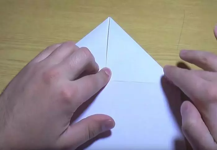 Origami նախադպրոցականների համար. Հեշտ պարզ քայլ առ քայլ սխեմաներ: Տրանսպորտ եւ մրգեր, այլ թղթե օրիգամի նախադպրոցական տարիքի երեխաների համար 26930_22