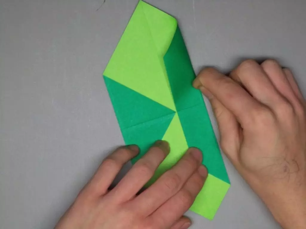 Origami «Tank» `ինչպես անել, այն թղթի երեխաների քայլ առ քայլ հրահանգներ? Թեթեւ մոդուլային բաք դիագրամ, պարզ T-34 տանկի ձեր սեփական ձեռքերով 26944_10