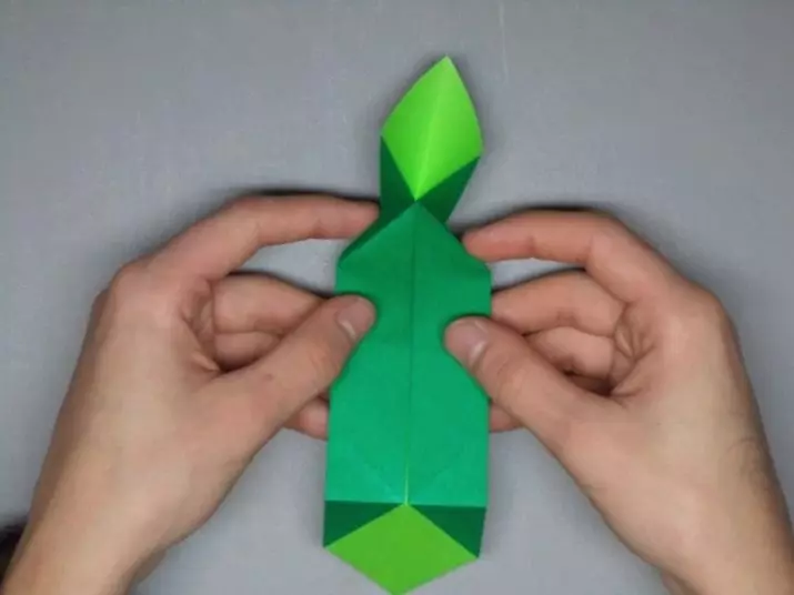 Origami «Tank» `ինչպես անել, այն թղթի երեխաների քայլ առ քայլ հրահանգներ? Թեթեւ մոդուլային բաք դիագրամ, պարզ T-34 տանկի ձեր սեփական ձեռքերով 26944_14