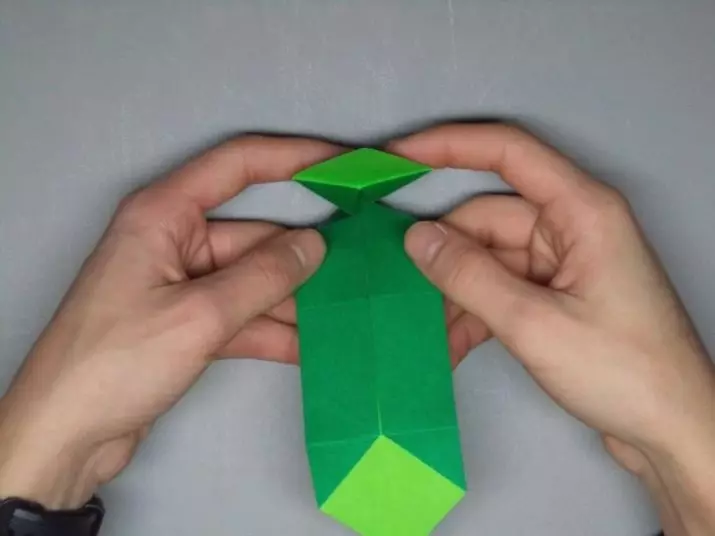Origami «Tank» `ինչպես անել, այն թղթի երեխաների քայլ առ քայլ հրահանգներ? Թեթեւ մոդուլային բաք դիագրամ, պարզ T-34 տանկի ձեր սեփական ձեռքերով 26944_15