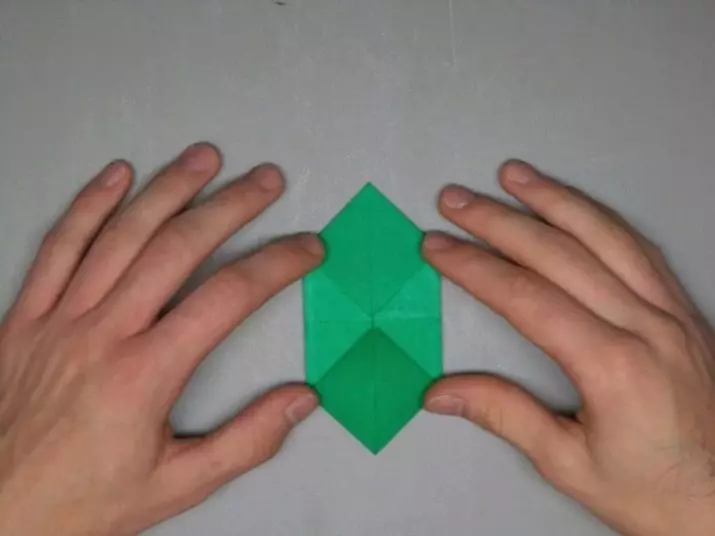Origami «Tank» `ինչպես անել, այն թղթի երեխաների քայլ առ քայլ հրահանգներ? Թեթեւ մոդուլային բաք դիագրամ, պարզ T-34 տանկի ձեր սեփական ձեռքերով 26944_17
