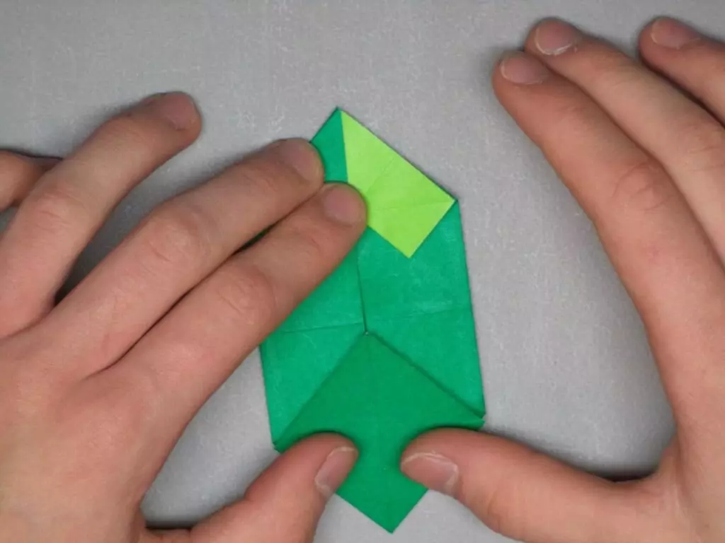 Origami «Tank» `ինչպես անել, այն թղթի երեխաների քայլ առ քայլ հրահանգներ? Թեթեւ մոդուլային բաք դիագրամ, պարզ T-34 տանկի ձեր սեփական ձեռքերով 26944_21