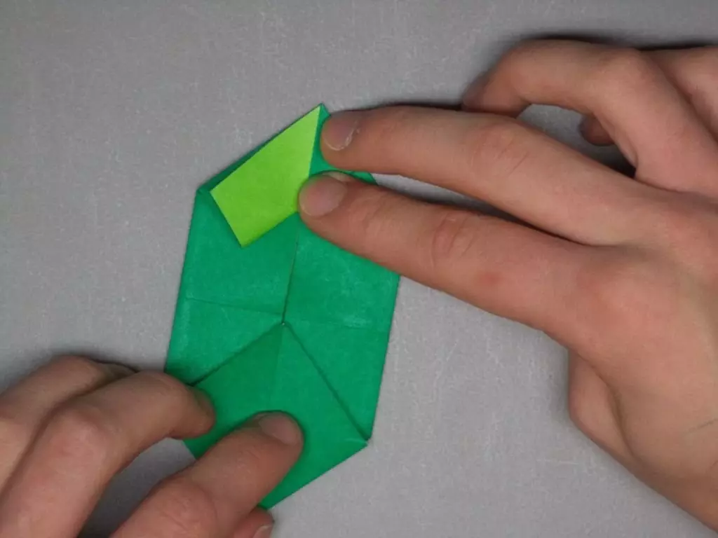 Origami «Tank» `ինչպես անել, այն թղթի երեխաների քայլ առ քայլ հրահանգներ? Թեթեւ մոդուլային բաք դիագրամ, պարզ T-34 տանկի ձեր սեփական ձեռքերով 26944_22