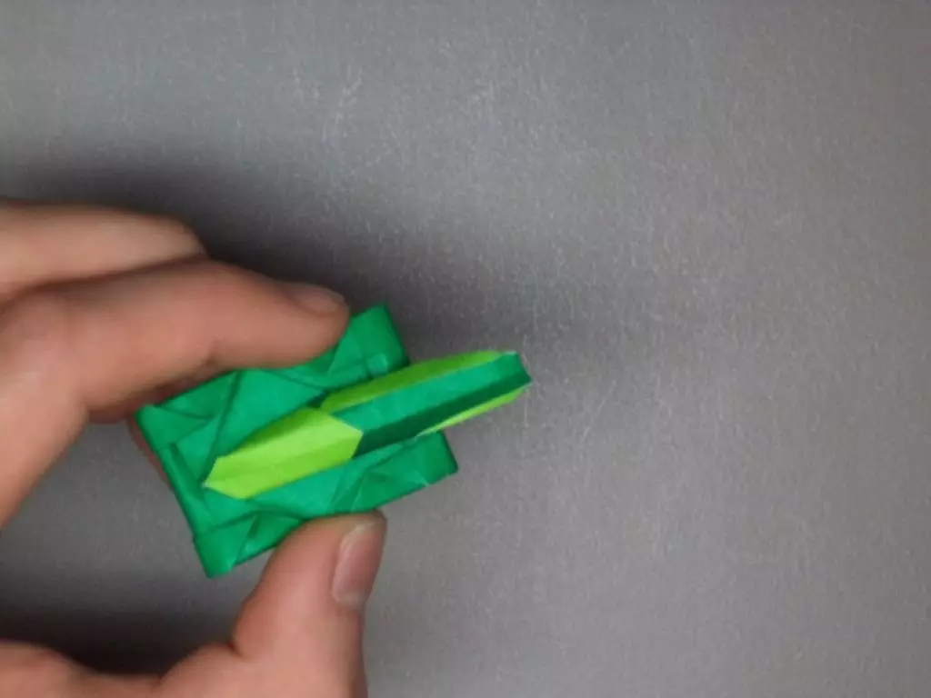 Origami «Tank» `ինչպես անել, այն թղթի երեխաների քայլ առ քայլ հրահանգներ? Թեթեւ մոդուլային բաք դիագրամ, պարզ T-34 տանկի ձեր սեփական ձեռքերով 26944_25