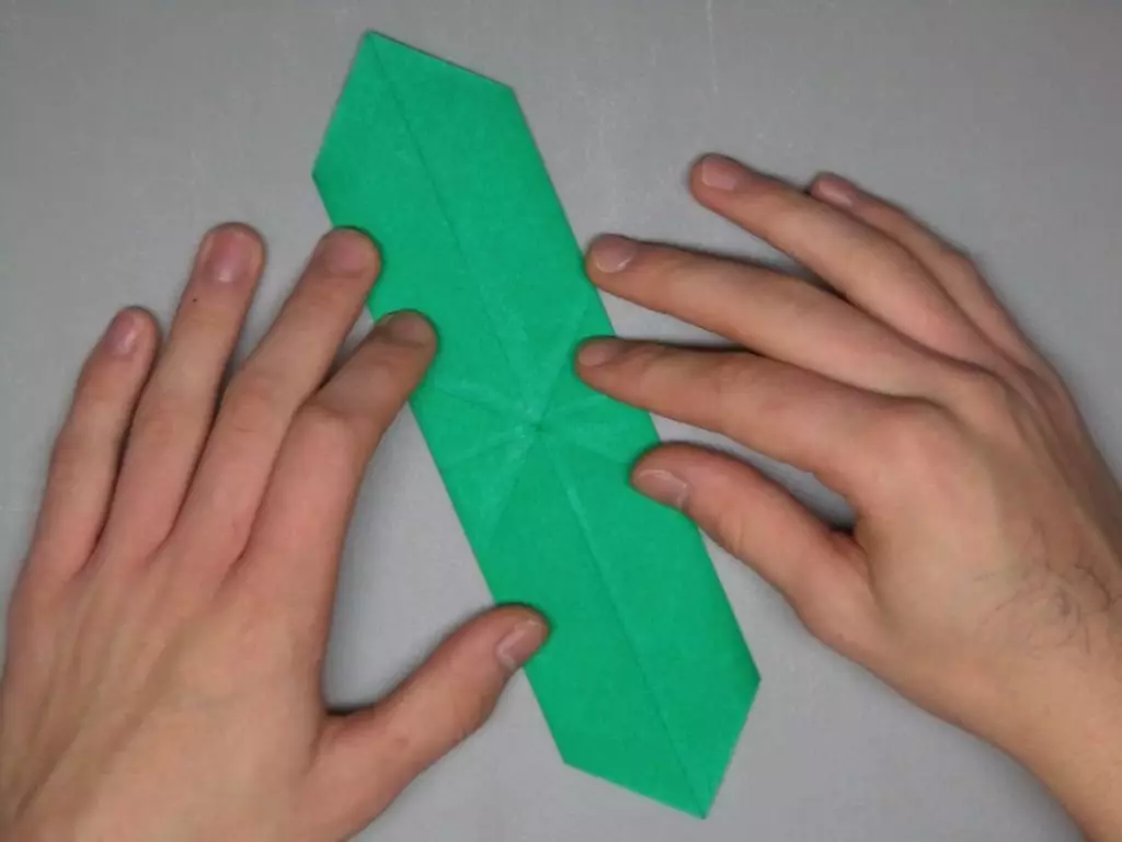 Origami «Tank» `ինչպես անել, այն թղթի երեխաների քայլ առ քայլ հրահանգներ? Թեթեւ մոդուլային բաք դիագրամ, պարզ T-34 տանկի ձեր սեփական ձեռքերով 26944_8
