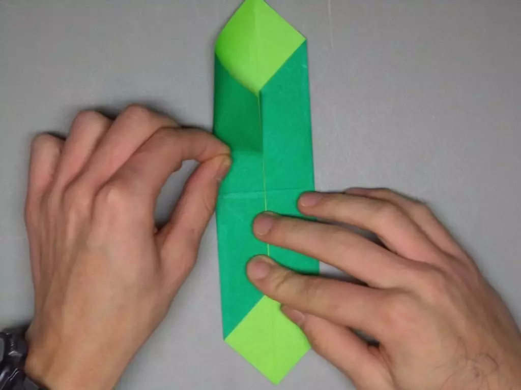 Origami «Tank» `ինչպես անել, այն թղթի երեխաների քայլ առ քայլ հրահանգներ? Թեթեւ մոդուլային բաք դիագրամ, պարզ T-34 տանկի ձեր սեփական ձեռքերով 26944_9