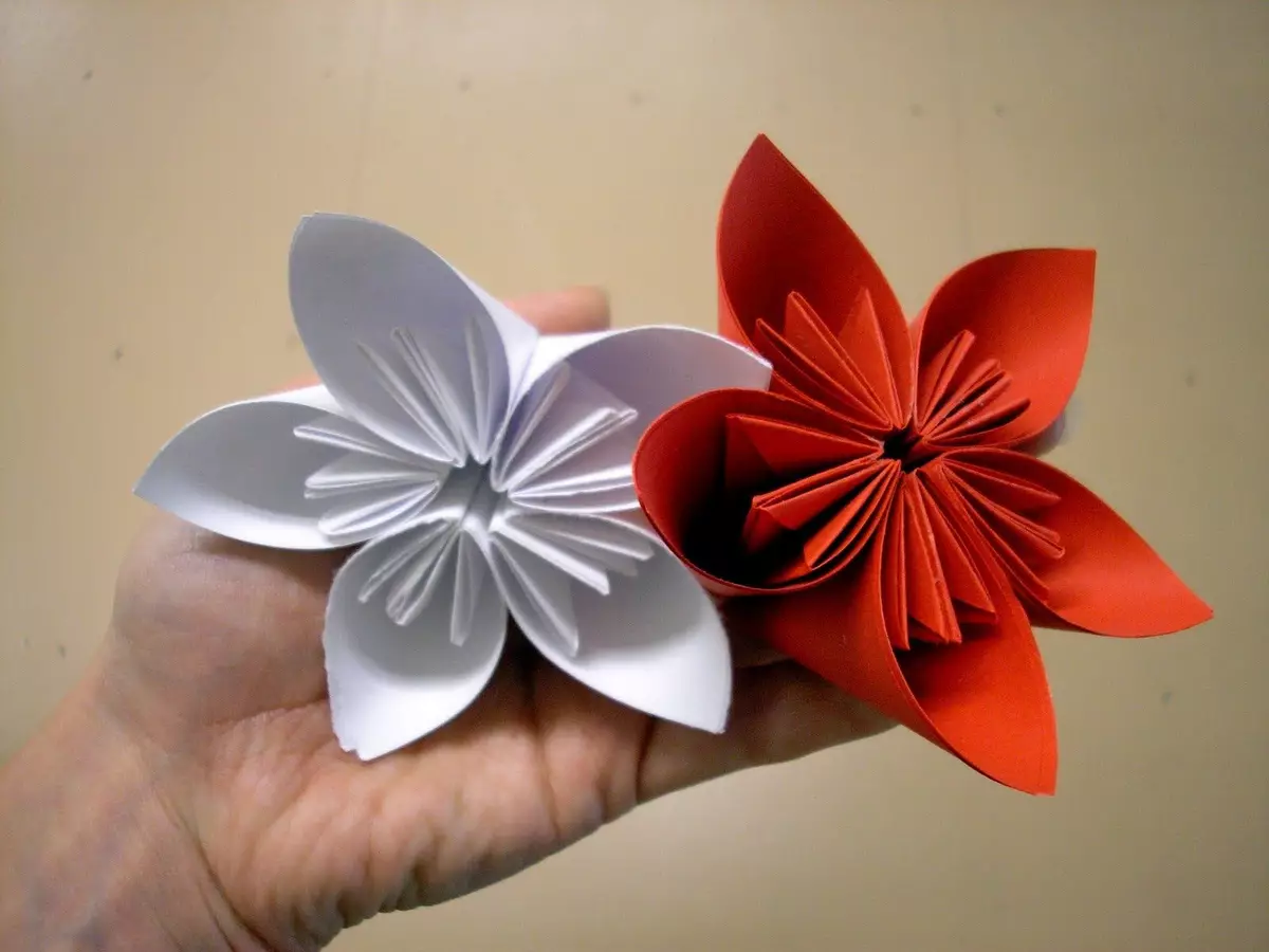 Origami-Gift Mom den 8. marts: Lette ordninger. Hvad skal man give fra min datter? Papirhåndværk gør det selv, faset instruktioner 26946_3