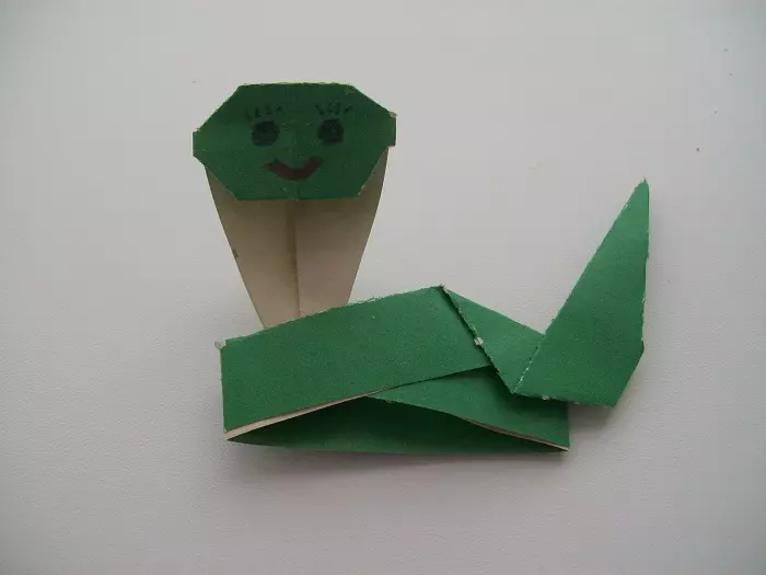折り紙「スネーク」：方式に従って紙からユニット折り紙を作る方法は？子供のためのステップバイステップの手順。どのように簡単にコブラの頭を作るには？ 26947_2