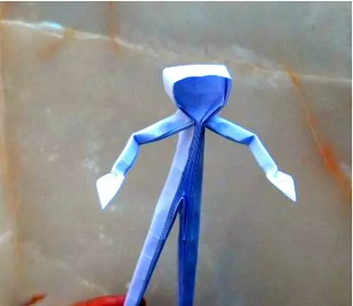 折り紙「男」：どの方式に従って簡単に子供たちと一緒に紙から人々を作るには？顔の顔のステップの説明によってステップ。全体の置物を折るする方法？ 26949_24