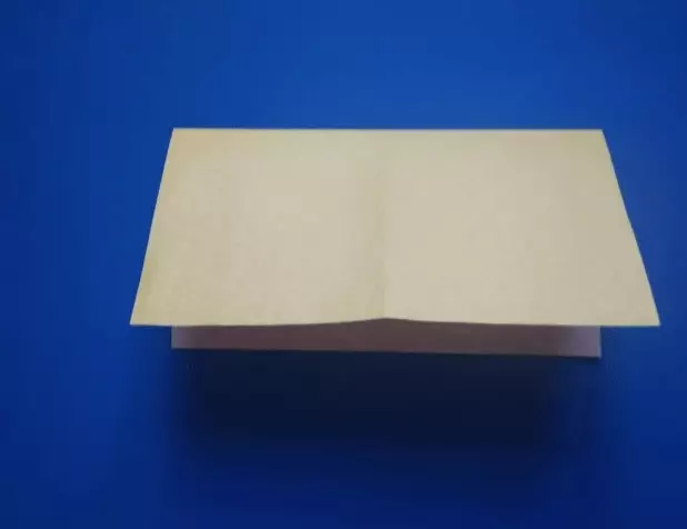 折り紙「男」：どの方式に従って簡単に子供たちと一緒に紙から人々を作るには？顔の顔のステップの説明によってステップ。全体の置物を折るする方法？ 26949_29