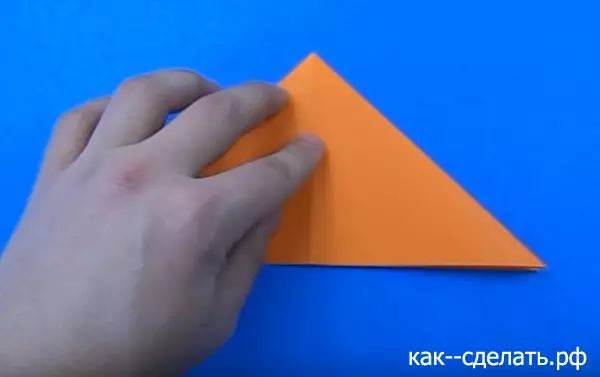 折り紙「男」：どの方式に従って簡単に子供たちと一緒に紙から人々を作るには？顔の顔のステップの説明によってステップ。全体の置物を折るする方法？ 26949_50