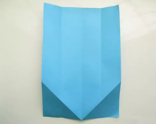 折り紙「タイとシャツ」：子供のための紙の折り紙の段階的なデザイン。どのようにお父さんへの贈り物として、2月23日にステップバイステップの手順にはがきを作るには？ 26952_12